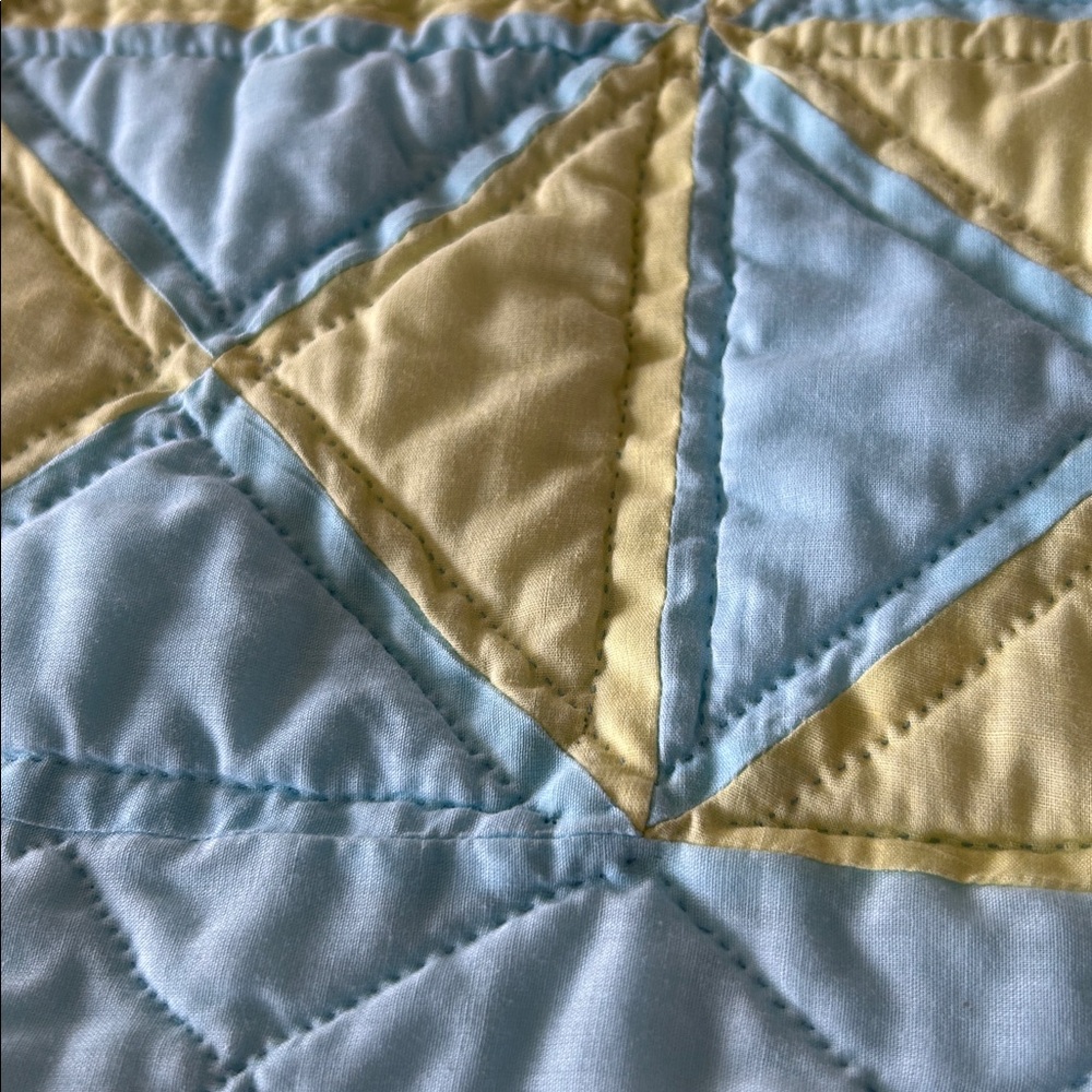 Crib quilt, handmade and hand quilted - Picture 3 of 6